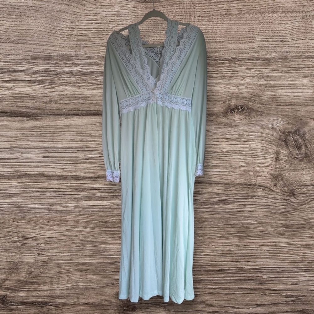 Vintage 70s Olga Peignoir Set In Mint